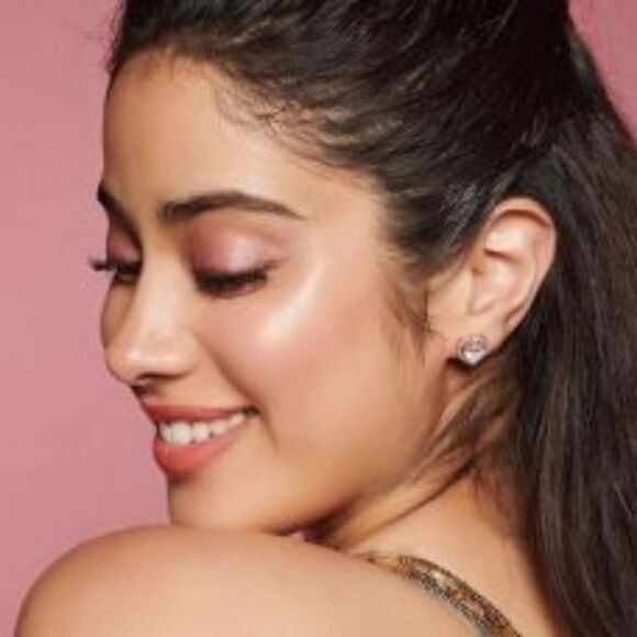 MAC Velvet Blur Slim Stick Lipstick in Sweet Cinnamon (Mid tone peachy nude) - Picture 7 of 17